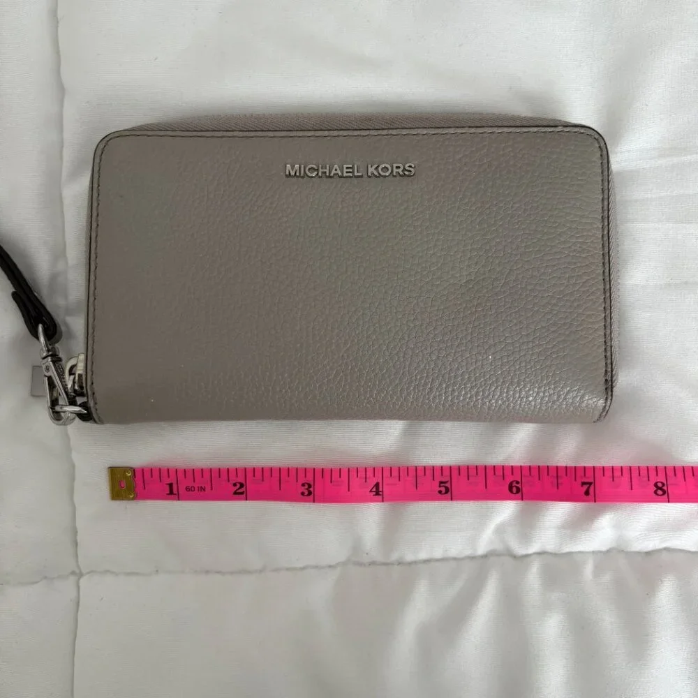 Jet Set Travel Large Flat Zip Pearl Grey Phone Wristlet Wallet Quiet Luxury Chic